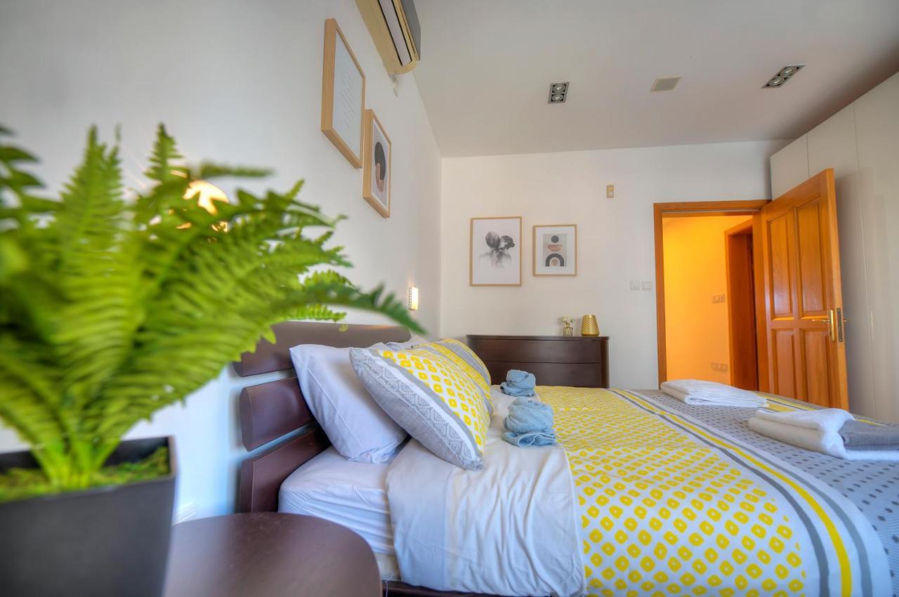 Bright And Spacious 3 Bedroom Apartment With Breathtaking Views - Goslm-5 Sliema Esterno foto