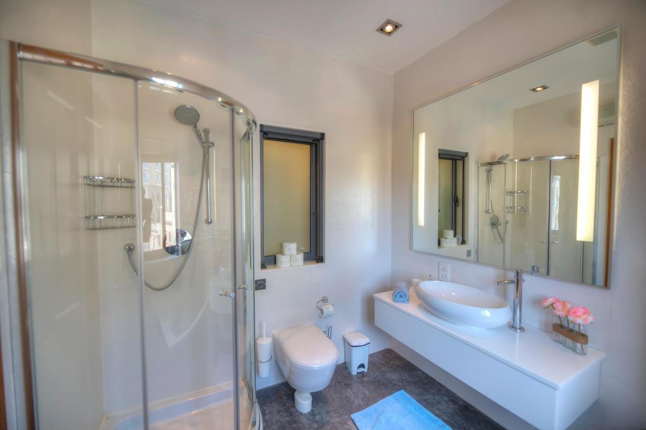 Bright And Spacious 3 Bedroom Apartment With Breathtaking Views - Goslm-5 Sliema Esterno foto